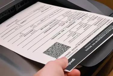 Processo de impressão de CRLV-e em ambiente de trabalho de despachante.